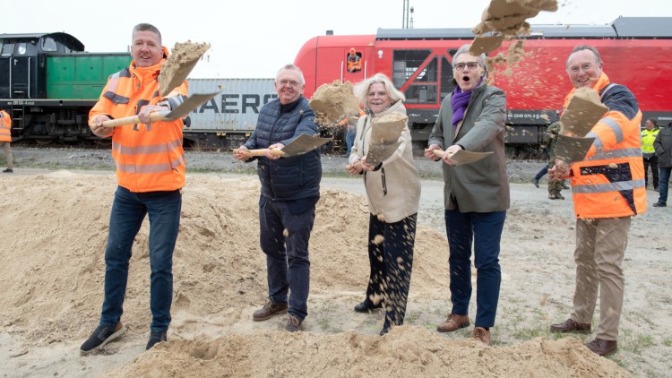 Spatenstich für den Ausbau des Hafenbahnhofs Speckenbüttel