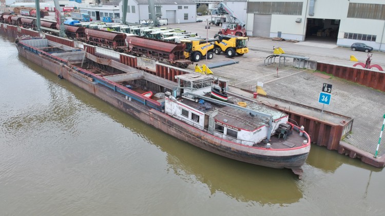 Transportschiff auf Fluss