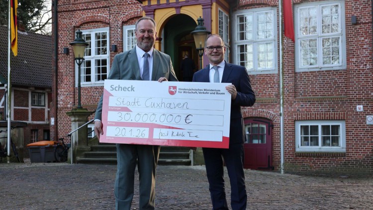 Niedersachsens Wirtschaftsminister Grant Hendrik Tonne (r.) überreichte am Dienstag in Cuxhaven die Förderung an Oberbürgermeister Uwe Santjer. 
