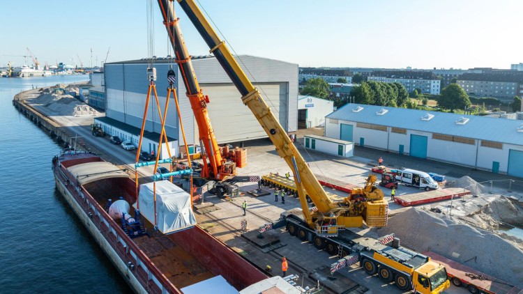 Umschlag und Montage von Kraftwerksmodulen auf neuer BLG-Fläche in Bremerhaven