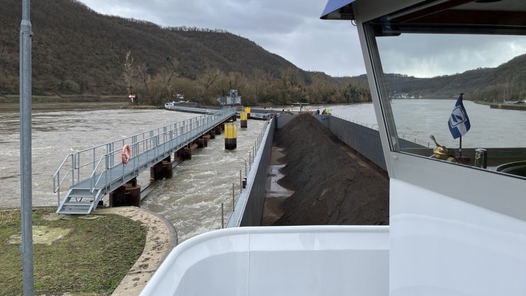 Blick von der Schiffsbrücke auf den abgeknickten Leichter