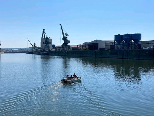 Uni-Projekt: Studierende der Hochschule München entschlammen den Hafen Kelheim 