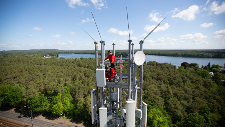 Vodafone-Techniker montieren 5G-Antennen