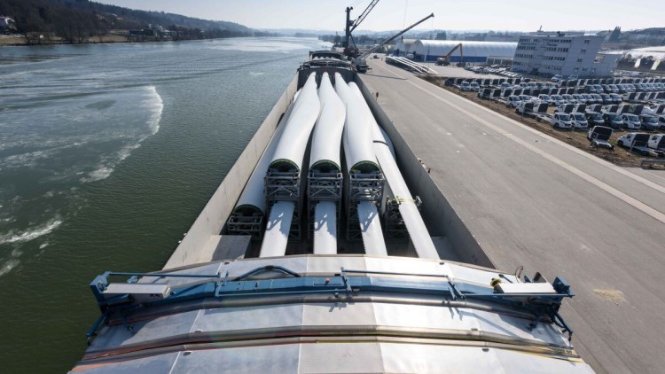 Ein Binnenschiff beladen mit großen Windradflügeln