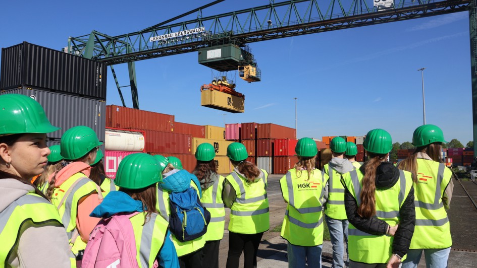 Per Kran wurden Lkw mit Containern beladen