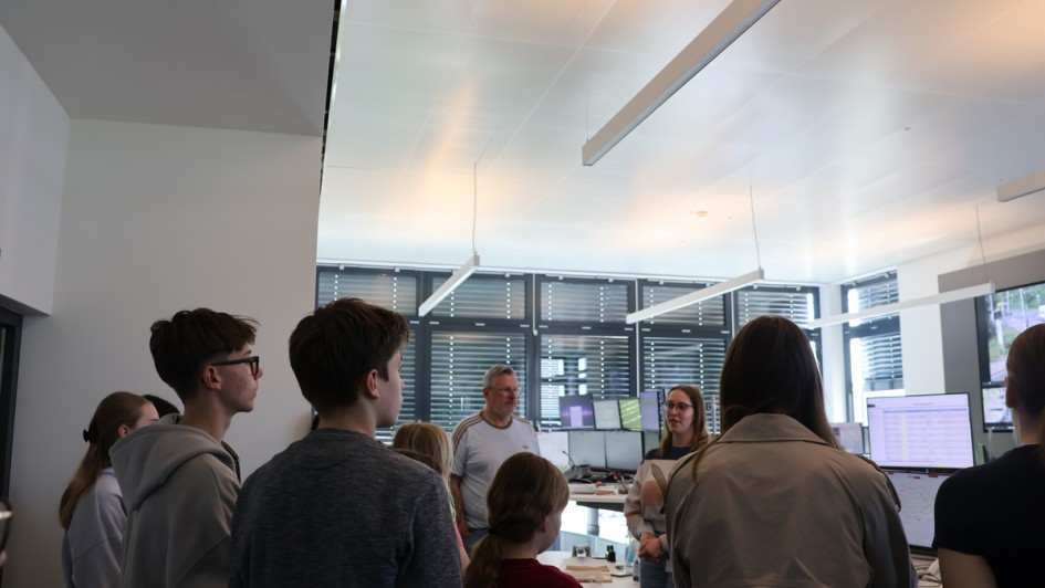 Die Mädchen vom Girls' Day gingen auch in die Netzleitzentrale in Kendenich 