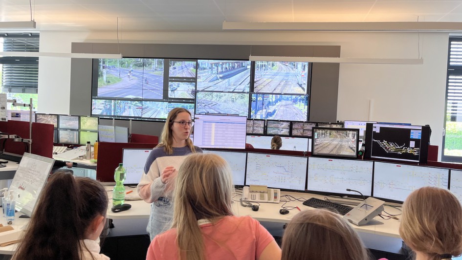 viele Bildschirme in der Netzleitzentrale in Kendenich 