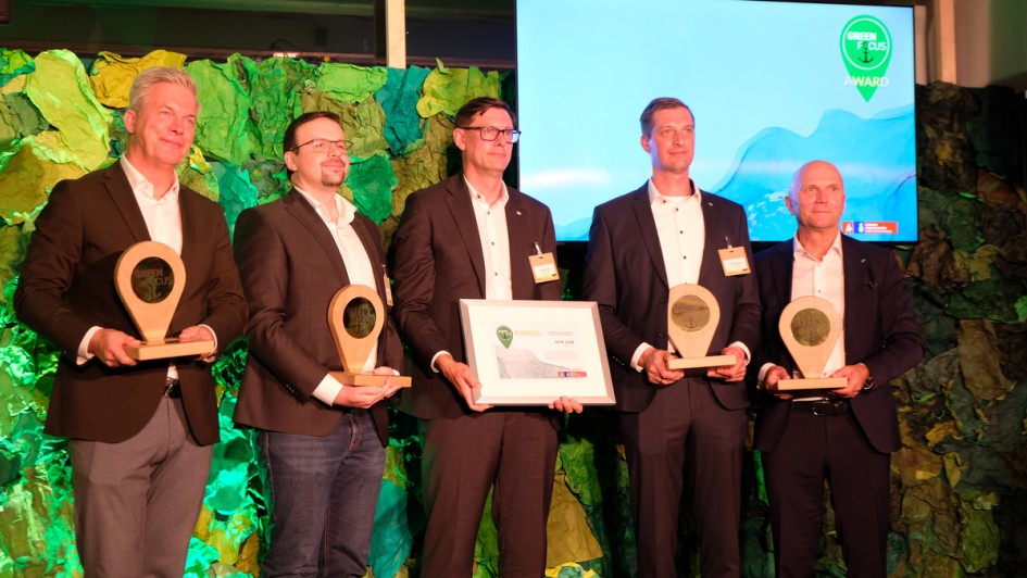 Verleihung der Green Focus Awards : In vier Kategorien ehrten Staatsrat Kai Stührenberg und Robert Howe die Sieger, die den Hafen Bremen anliefen: Den Preis für das sauberstes Schiff ging an die „Auto Advance“ von UECC. Als sauberste Flotte wurde die NYK 